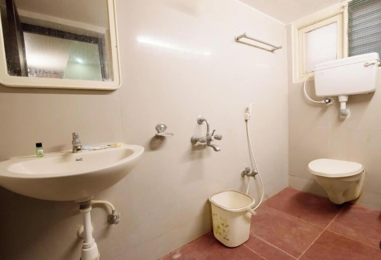 Bathroom 4, Arunik Inn, Puducherry