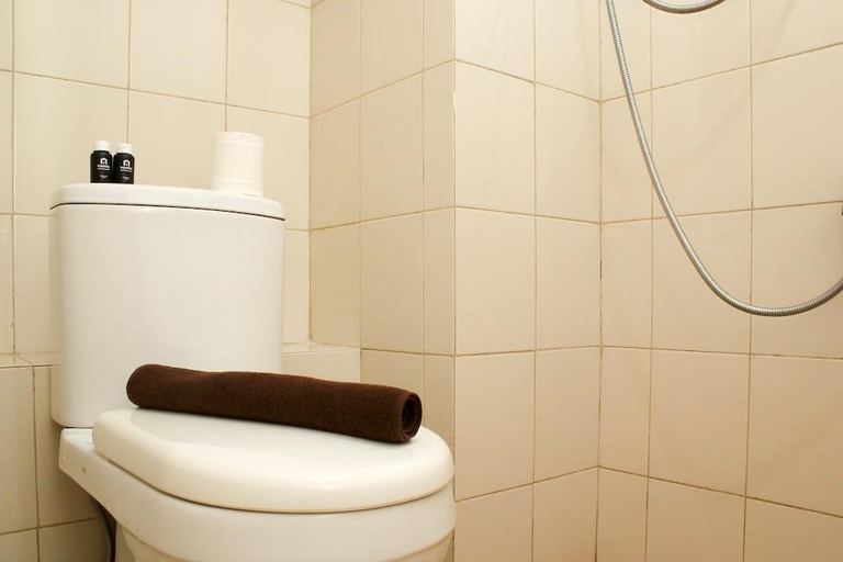 Bathroom 2, Simple and Comfort Studio at Riverview Jababeka Apartment, Cikarang