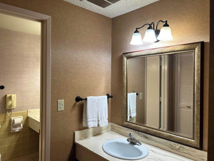 Bathroom 5, Piccadilly Inn Airport, Fresno