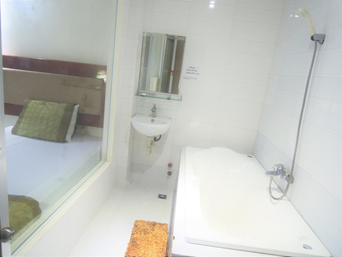 Bathroom 5, Sky Dragon Hotel, Nha Trang