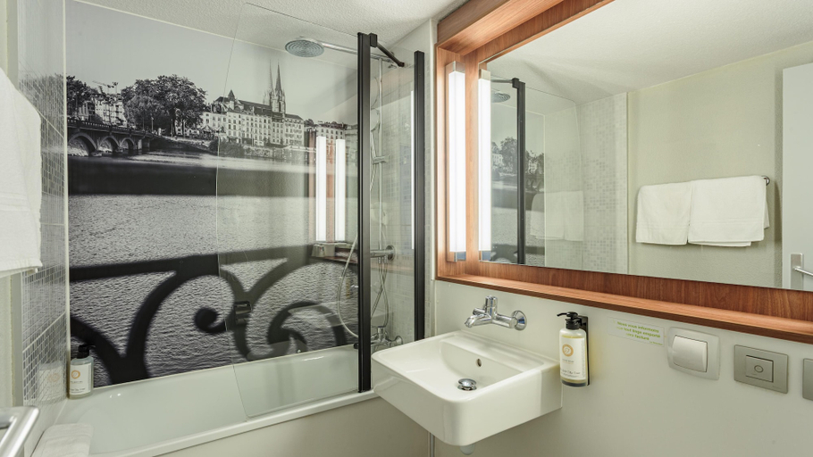 Bathroom 4, Hotel Campanile Grenoble Nord - Saint Egrève, Isère