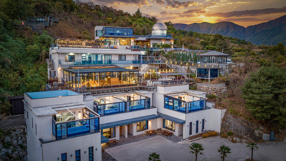 Exterior & Views
