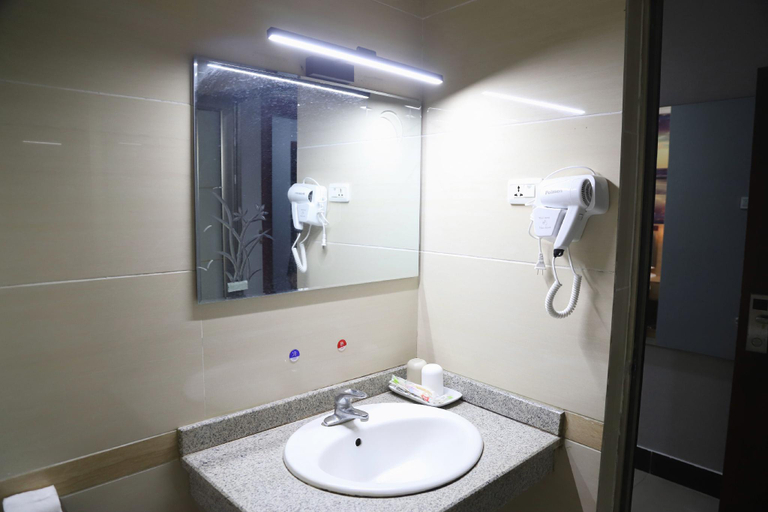 Bathroom, Jun Hotel Henan Xinyang Huaibin County Baima Square, Xinyang