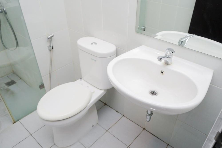 Bathroom 3, Modern Comfy 2BR Casa De Parco Apartment, Tangerang