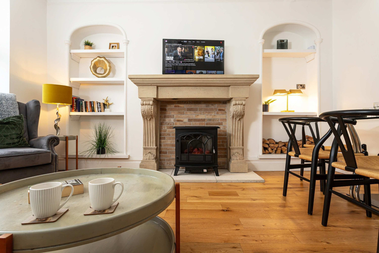 Room 5, Charming 2BR Flat on Grange-over-sands High Street, Cumbria