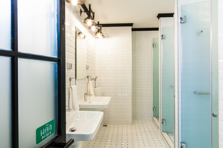 Bathroom, Travel Light Hostel Pattaya, Pattaya