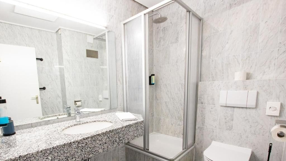 Bathroom 5, Hotel El Capitan, Wesel
