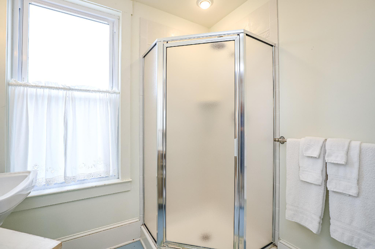 Bathroom 5, The Charlotte Hotel Restaurant, Accomack