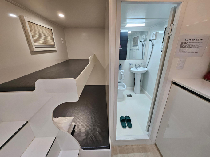 Bathroom, Daebudo (Youngheungdo) Momocaravan, Ongjin