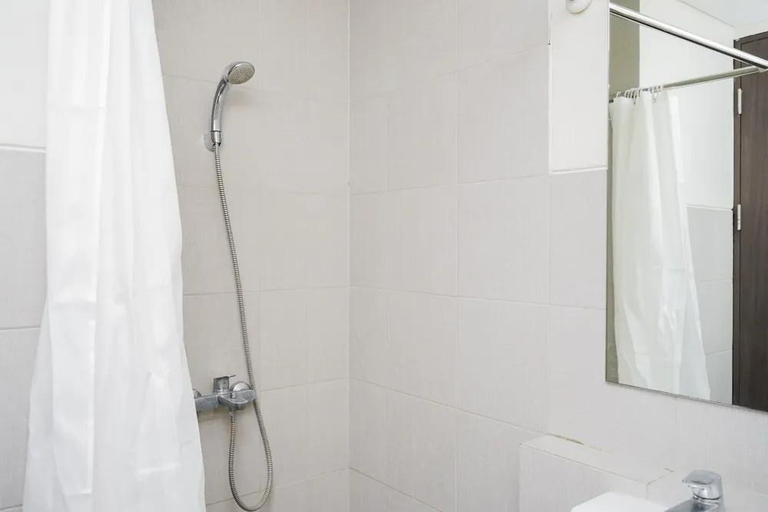 Bathroom 4, Modern And Homey Studio At Bintaro Icon Apartment, South Tangerang