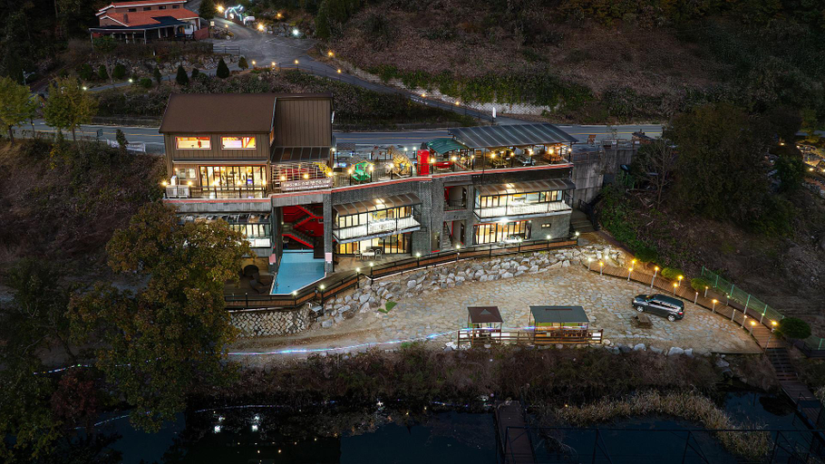 Exterior & Views