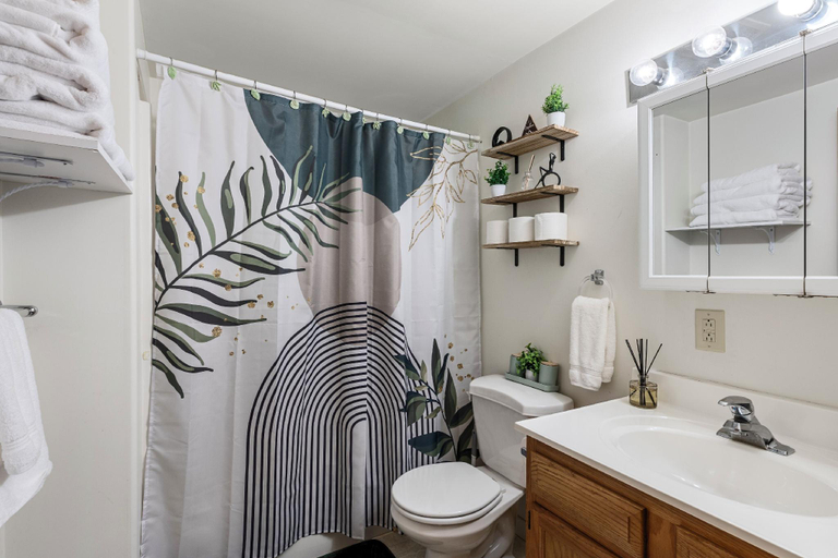 Bathroom, 2-Bedroom cabin Hot tub Fireplace PS5, Berkeley