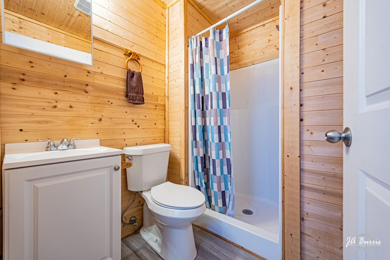 Bathroom 3, Horseshoe Lodges Cabins & RV Park, Midland
