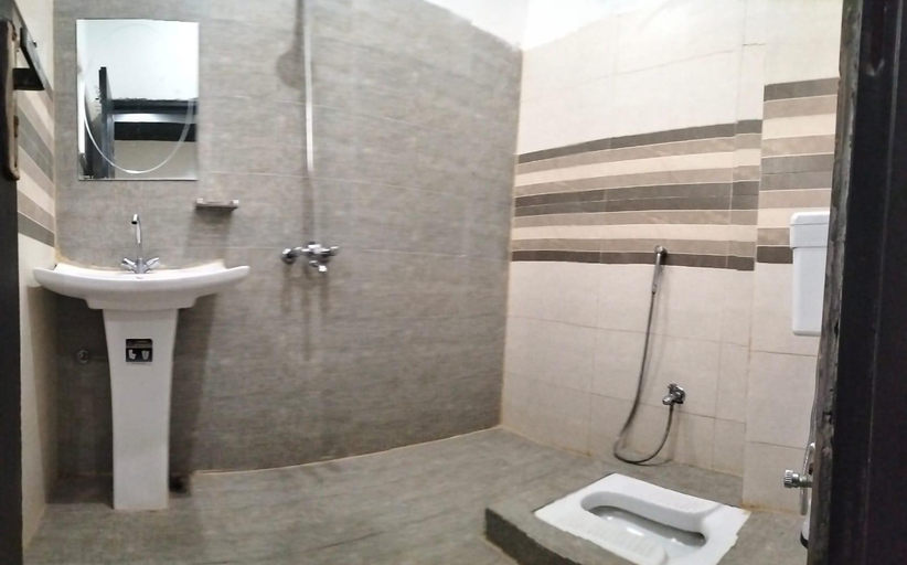 Bathroom, Comfort Zone Hotel, Lahore