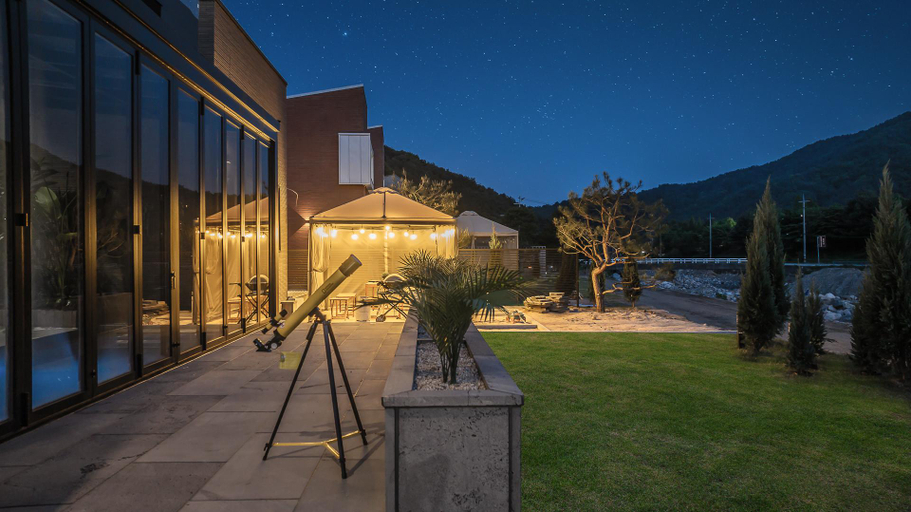 Exterior & Views