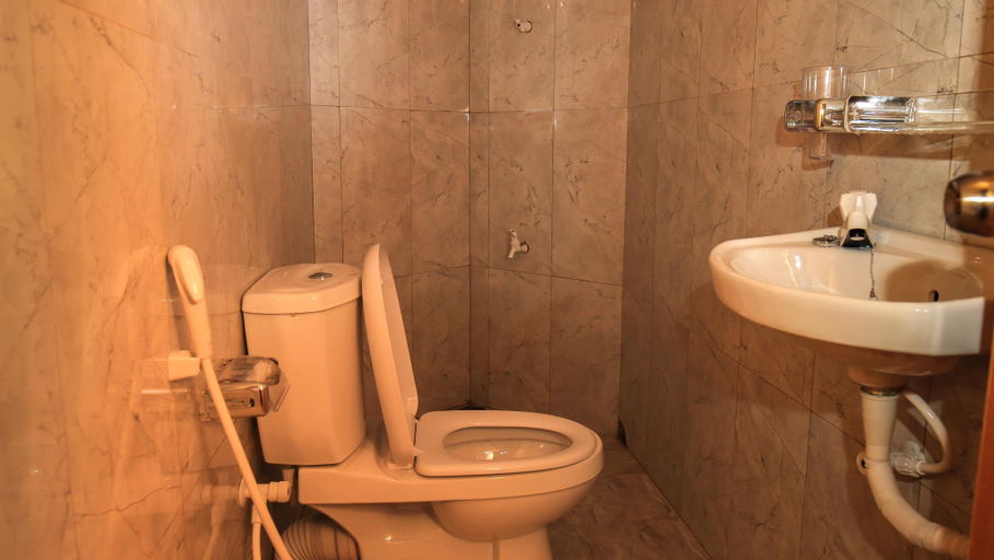 Bathroom 3, puncha hostel, K.F.G. & G. Korale