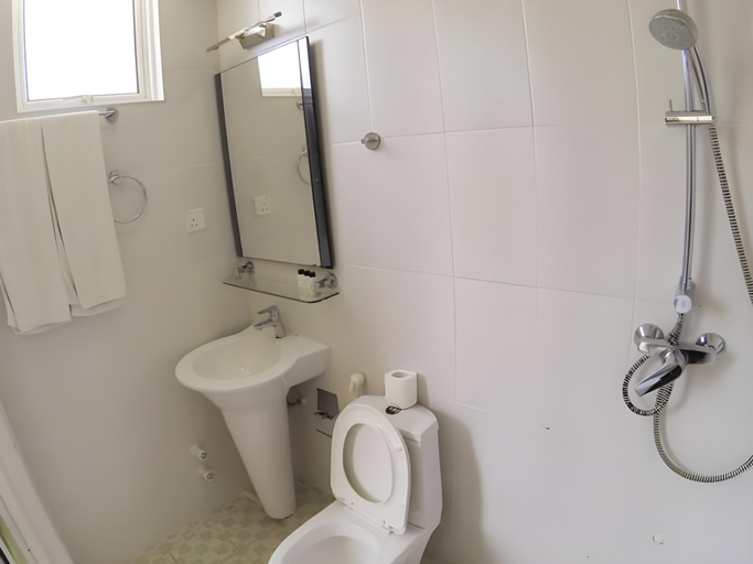 Bathroom 2, Airport Comfort Inn, Malé