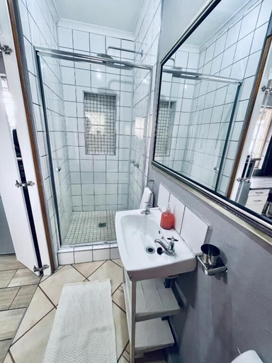 Bathroom 2, Madeira Bed, Chris Hani