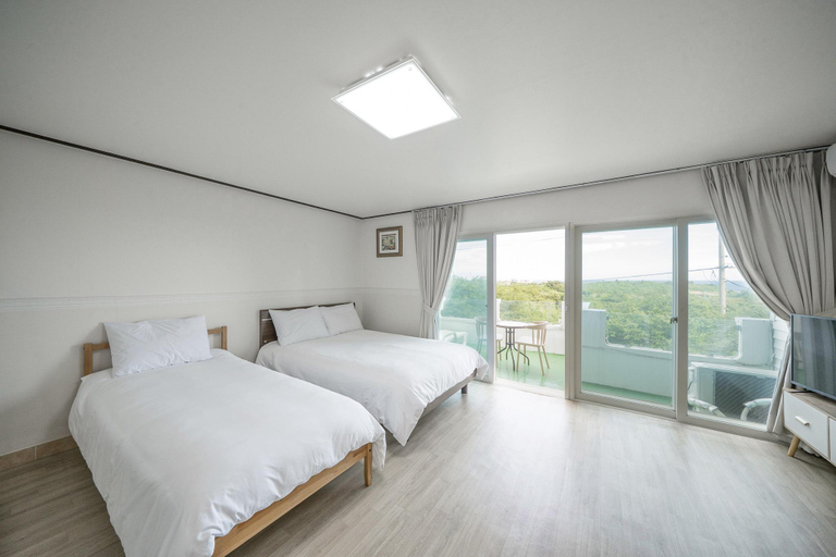 Bedroom 2, Seogwipo Arirang Pension, Seogwipo