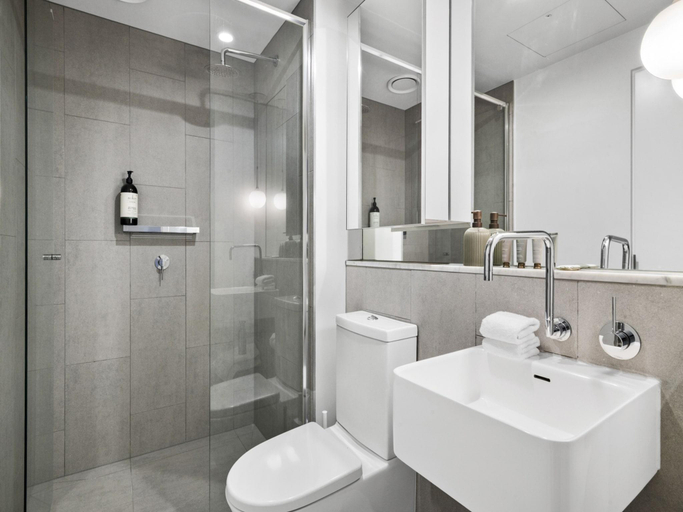 Bathroom, Bright 2-Bed Apartment Near South Melbourne, Melbourne