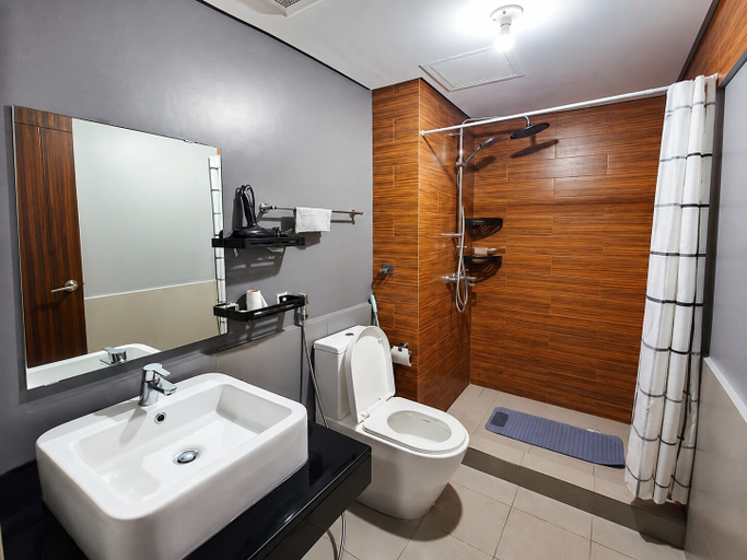 Bathroom 4, Luxurious Haven in the Sky, Pasay City