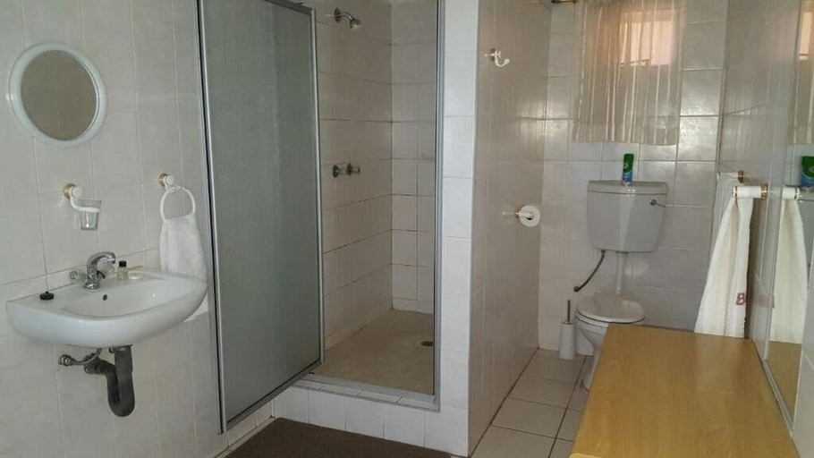 Bathroom 3, Sondela Bed and Breakfast, Joe Gqabi