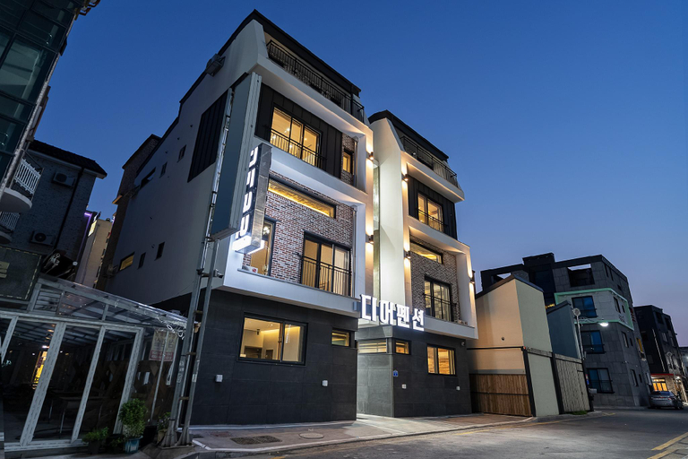 Exterior & Views
