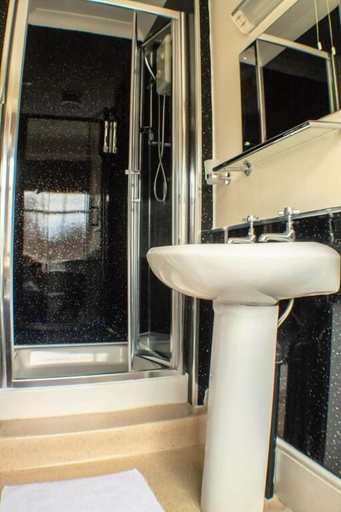Bathroom 4, The Royal Oak Hotel, North Yorkshire