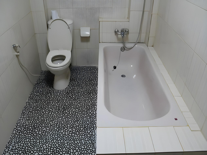 Bathroom, Daddy's Home Hotel, Yangon
