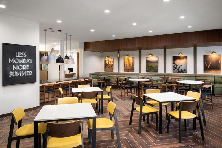 Food & Drinks 5, Fairfield By Marriott Inn & Suites Waycross, Ware
