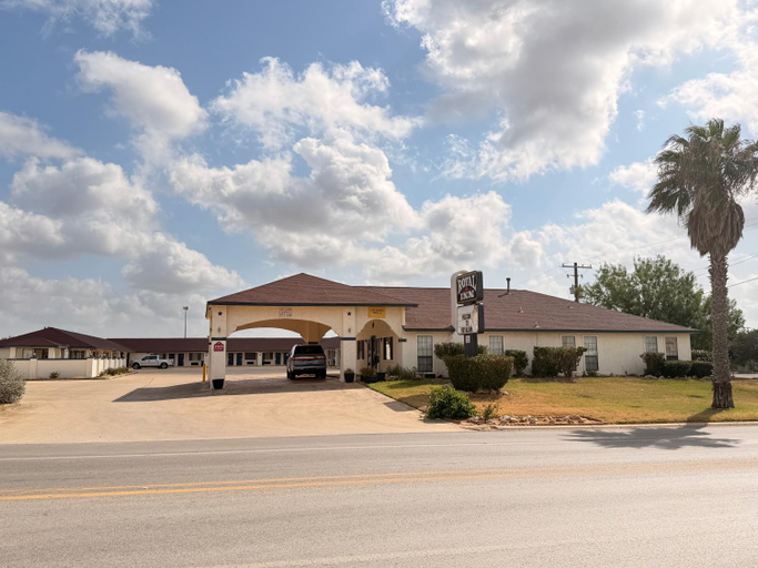 Exterior & Views 1, Royal Inn Pearsall, Frio