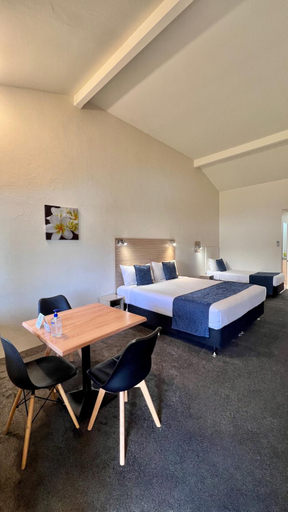Bedroom 2, Captains Quarters Motor Inn, Waipa
