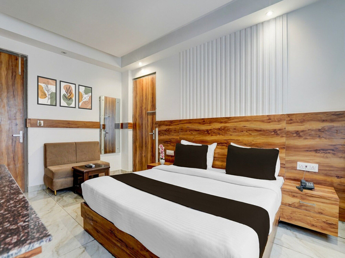 Room 2, Suite The Amro, Reasi