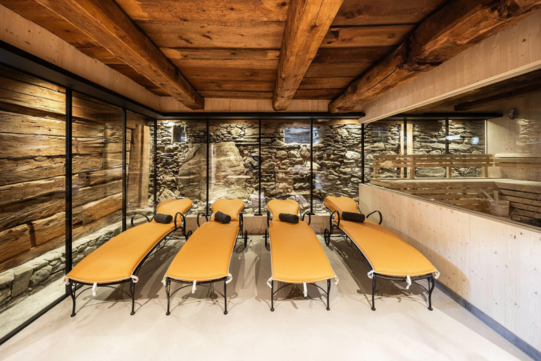 Game room 5, elegant apartment in a converted stable, Lienz