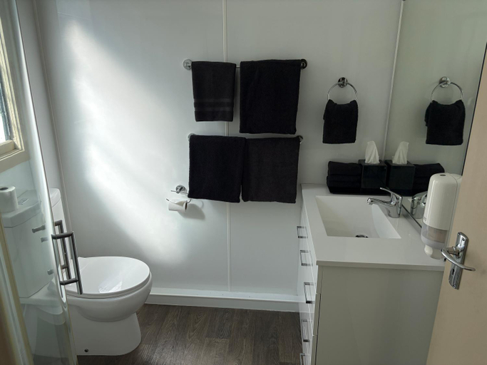 Bathroom 4, Amble Inn Motel, Masterton