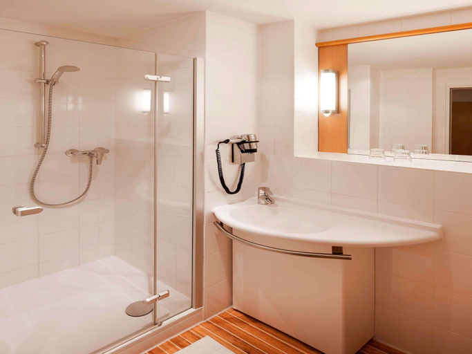 Bathroom 5, ibis Nuernberg Altstadt, Nürnberg