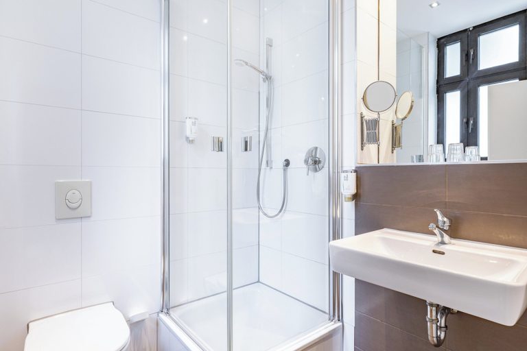 Bathroom 4, Garner Hotel DUSSELDORF - MAIN STATION by IHG, Düsseldorf