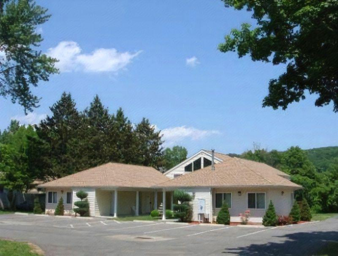 Exterior & Views 2, Rocky River Inn, Litchfield