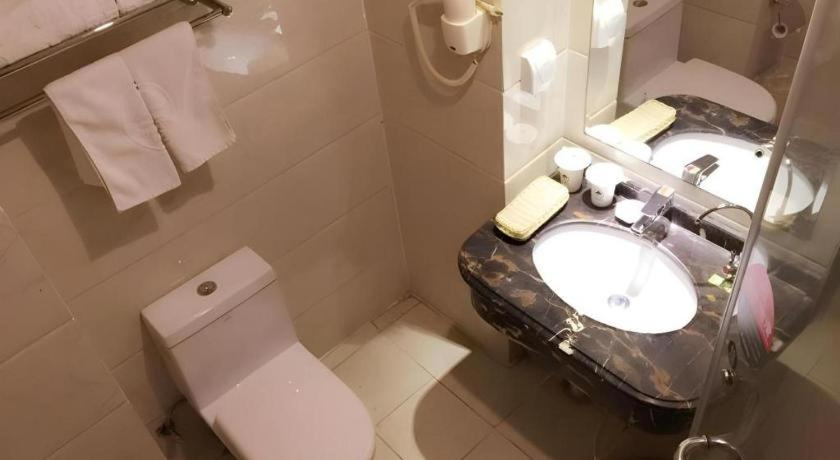 Bathroom 3, GreenTree Inn DingZhou Railway Station Business Hotel, Baoding