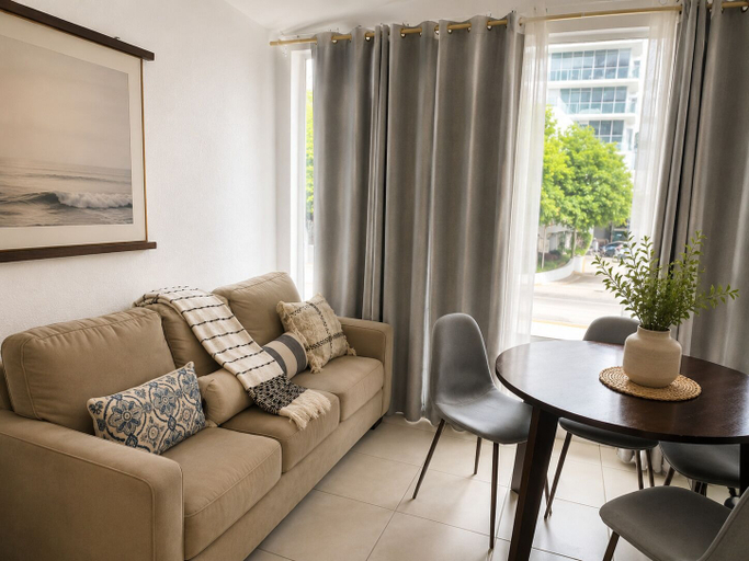 Living area 5, Beautiful Deluxe Queen Room, Broward