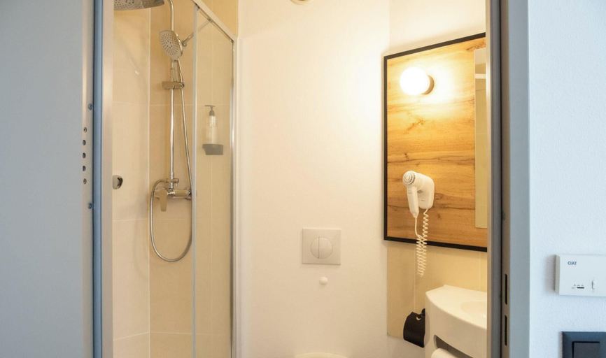 Bathroom 4, B&B Hotel Torun, Toruń City