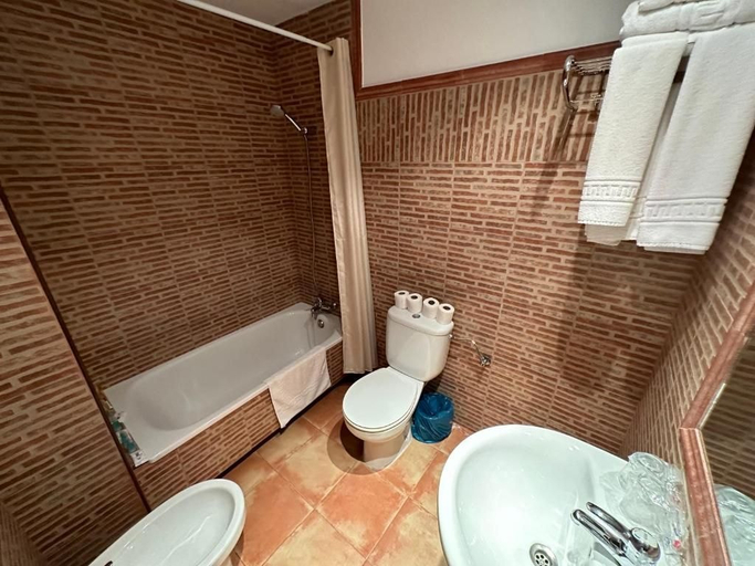 Bathroom 4, Los Caños de la Alcaiceria, Granada