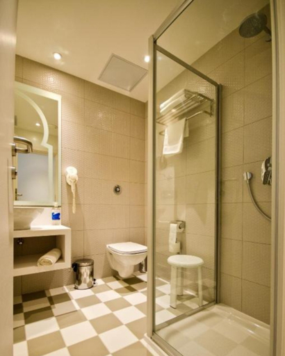 Bathroom 5, db San Antonio Hotel + Spa All Inclusive, Saint Paul's Bay