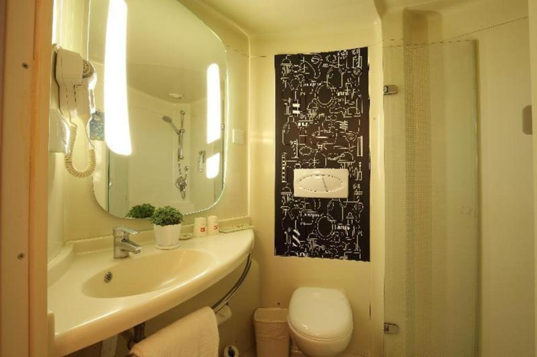 Bathroom, Ibis Ya An Langqiao, Ya'an