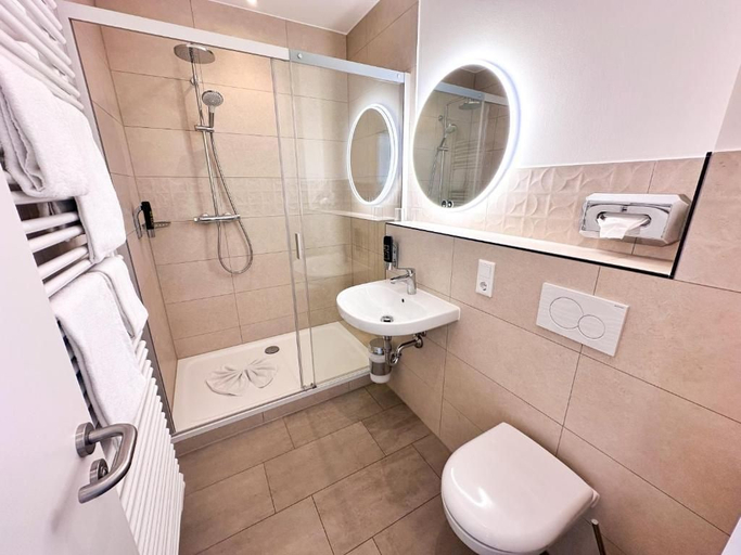 Bathroom 5, Hotel Rummeni, Leer