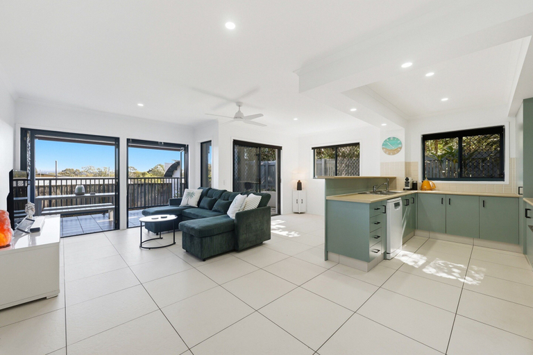 Living area 3, Poolside 2-bed Apartment Near Coolangatta, Gold Coast