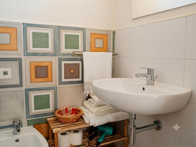 Bathroom 5, Andasi, Syracuse