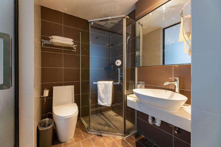 Bathroom 4, IU Hotel Zhanjiang Haibin Park Seaview Corridor, Zhanjiang