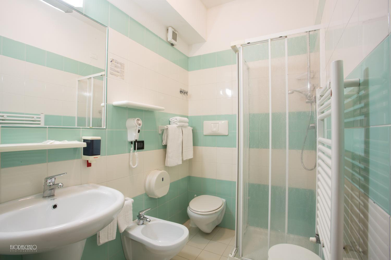Bathroom, HOTEL NARCISi, Teramo
