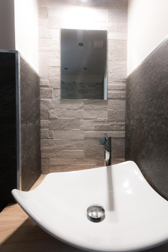 Bathroom 4, PhotoGuest, Syracuse
